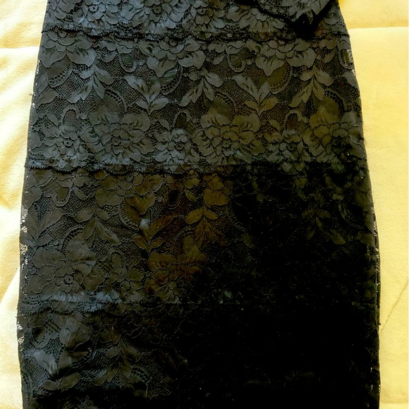 Guess Off-the-Shoulder Black Lace Dress - Picture 4 of 4